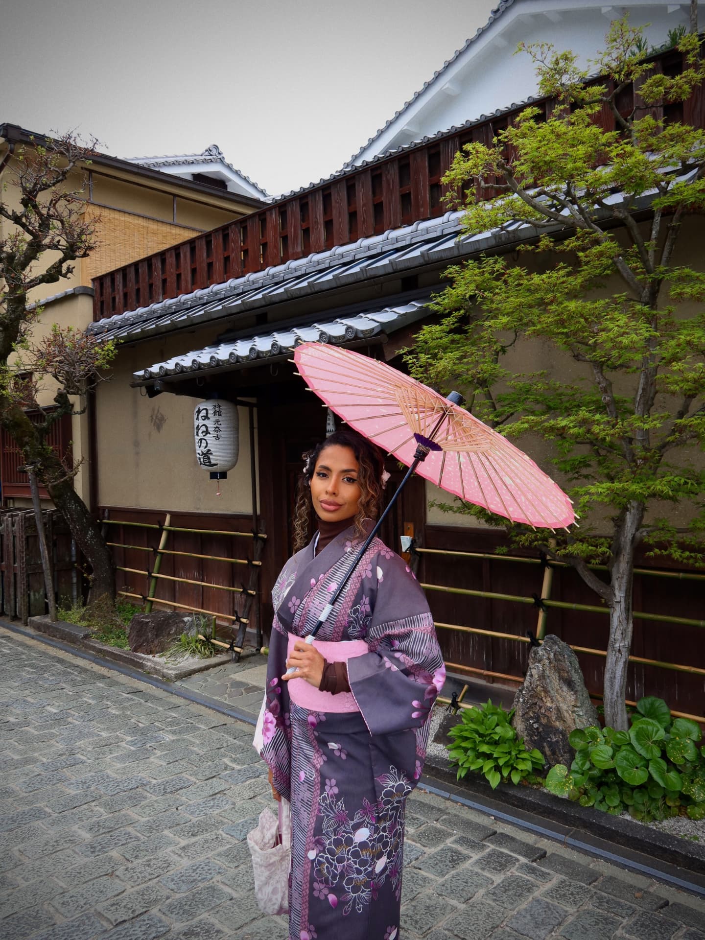 Zee en kimono et parapluie rose à Kyoto