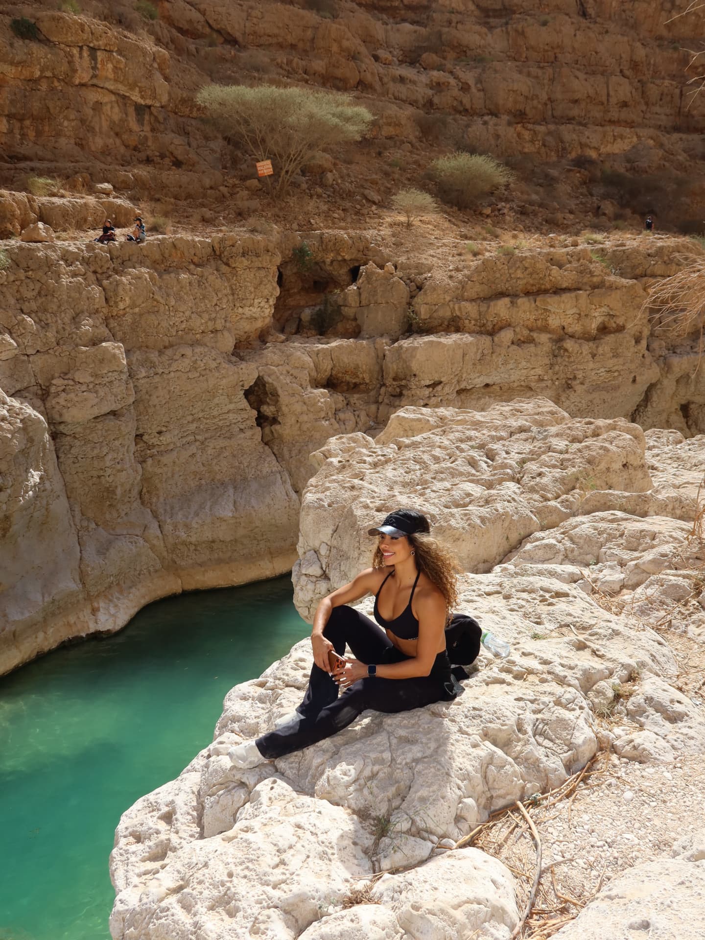 Zee en randonnée dans un wadi d'Oman, eau turquoise