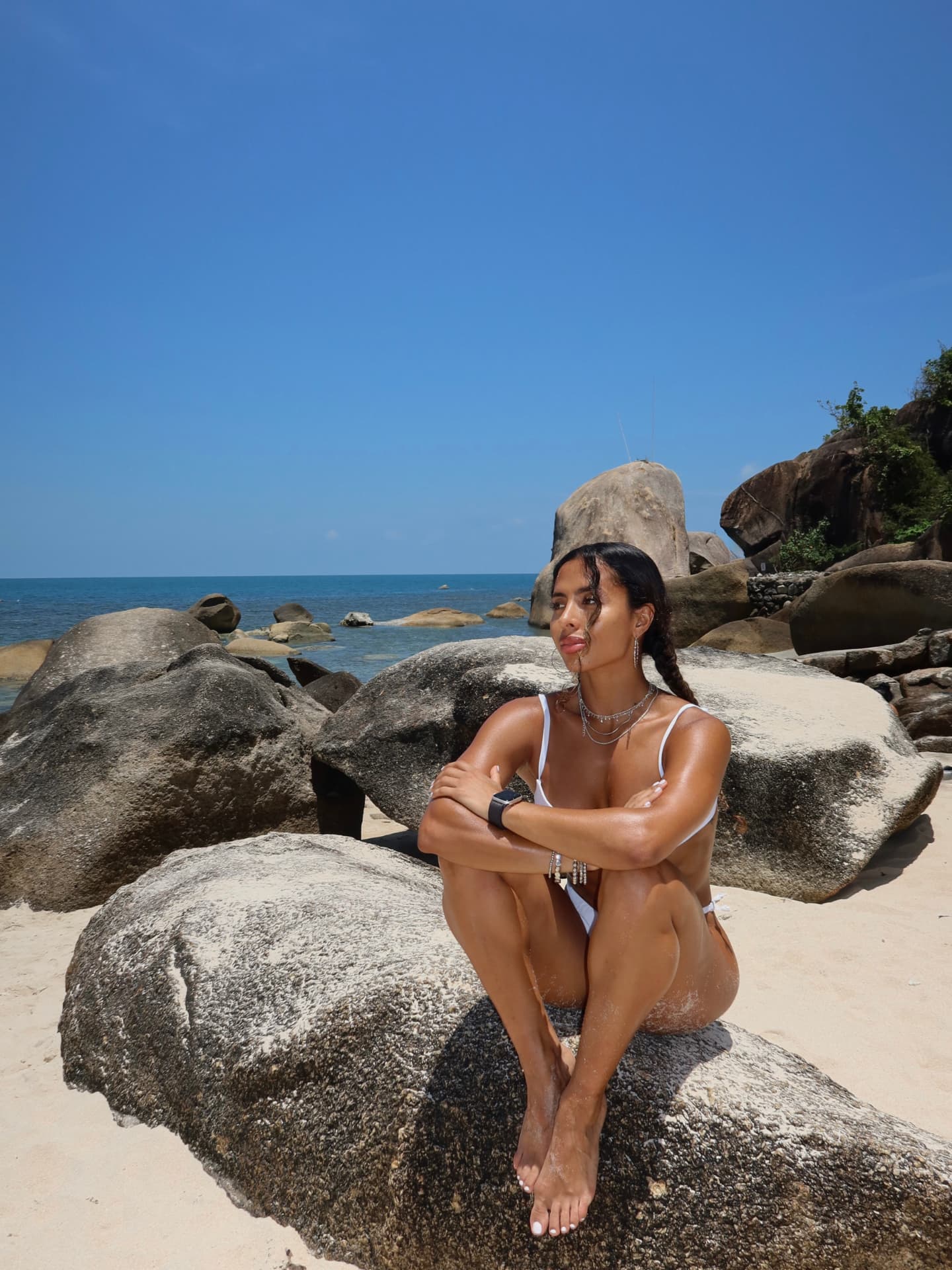 Zee assise sur un rocher face à la mer