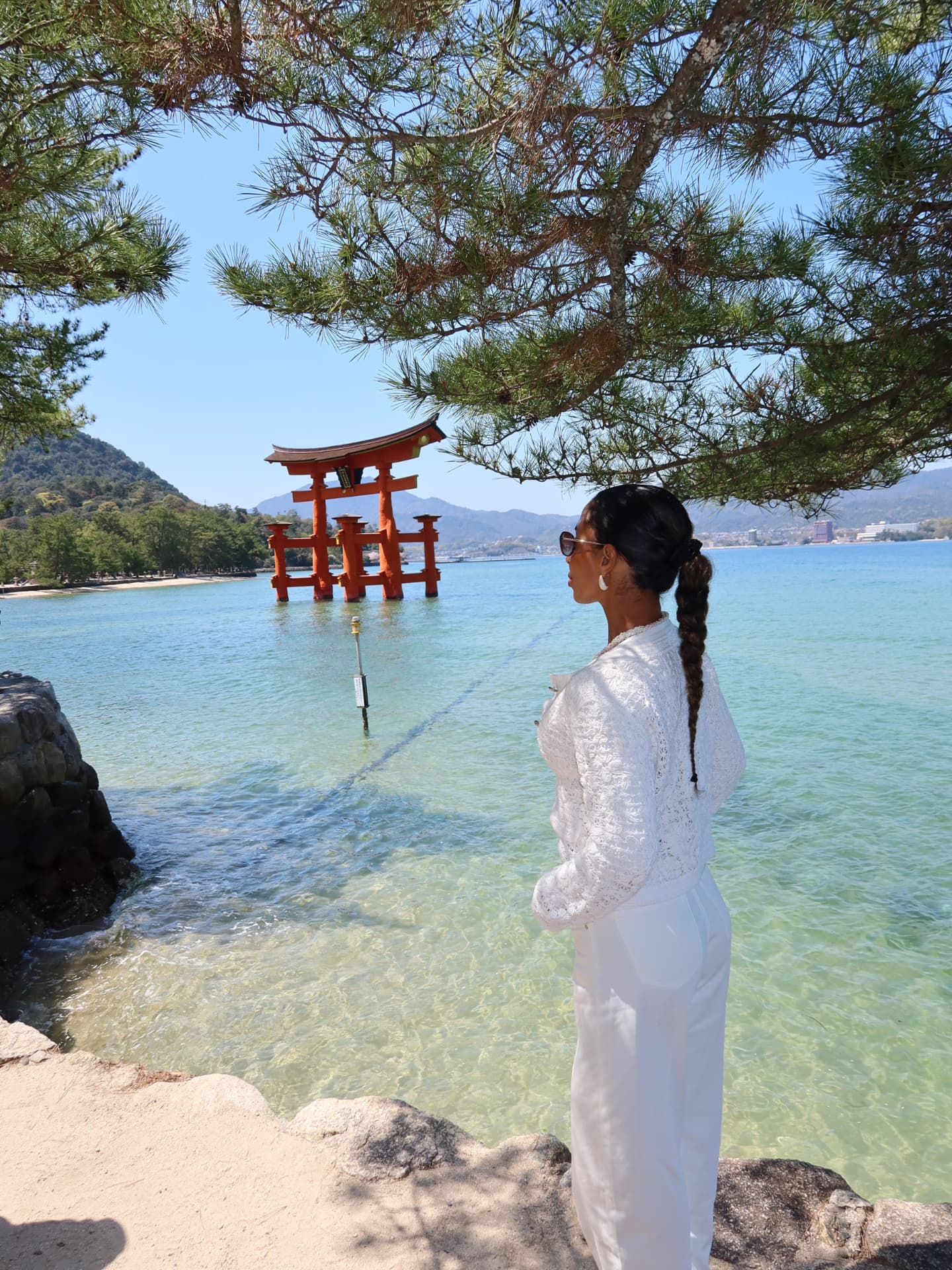 Zee face au torii flottant de Miyajima, Japon