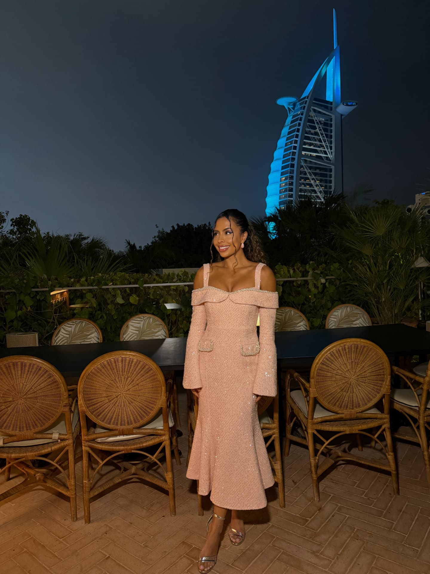 Zee devant le Burj Al Arab à Dubaï, la nuit